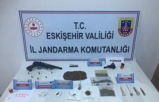 Devriye esnasında şüphelenilen 3 şahsın üzerinde,...