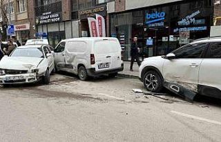 Direksiyon hakimiyetini kaybeden sürücü park halindeki...