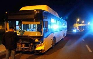 Diyarbakır’da belediye otobüsü ile otomobil çarpıştı:...