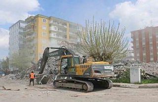 Diyarbakır’da bir kısmı çöken binanın yıkımı...