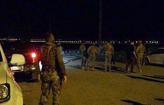 Diyarbakır’da devriye gezen polis aracına silahlı...