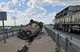 Diyarbakır’da hafif ticari araç takla attı: 1...