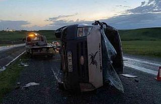 Diyarbakır’da yolcu minibüsü devrildi: 1’i...
