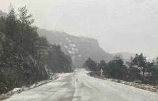 Dolu köyler arası bağlantı yolunu beyaza bürüdü