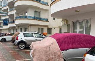 Dolu yağışına karşı araçlara battaniye ve yorganlı...