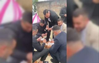 Düğün konvoyunun önünü kestiler, iskambil oynayıp...