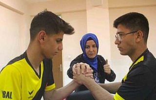 Dünya şampiyonu Emel öğretmen artık öğrencileri...