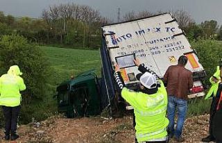 Edirne’de kayganlaşan yolda tır tarlaya uçtu:...