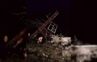 Ehliyetsiz sürücünün çarptığı elektrik direği...