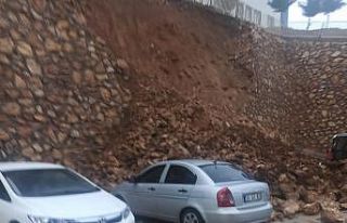 Elazığ’da çöken istinat duvarının altında...