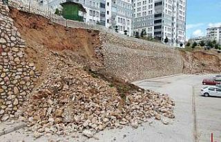 Elazığ’da istinat duvarları yağışın etkisiyle...