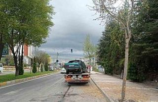 Elazığ’da otomobil ağaca çarptı: 1 yaralı