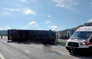Elazığ’da tır devrildi: 2 yaralı