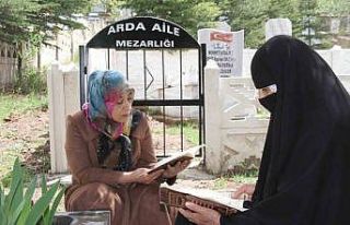 Elazığ’da vatandaşlar mezarlıklara akın etti