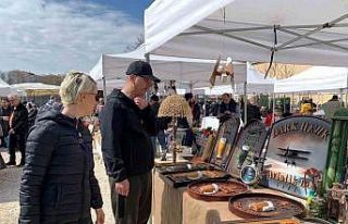 Emekli olduktan sonra atölyesinde dekorasyon malzemesi...