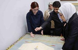 Emine Erdoğan, depremzede vatandaşlar ve hayırseverlerle...