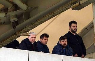 Emre Belözoğlu maçı tribünden takip etti
