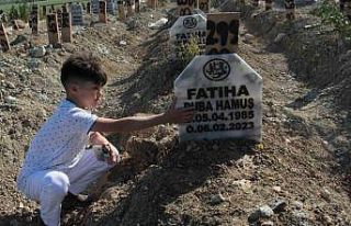 Enkaz başında günlerce dua ederken tanınan minik...