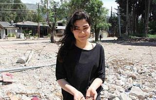 Enkazda bulduğu bilekliği depremzede Sıla’nın...