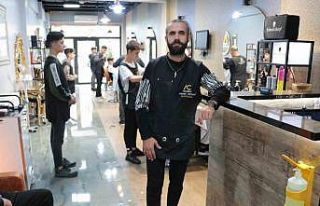 Enkazdan kurtulan berber çalışmaya başladı