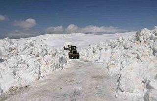 Erzurum’da Nisan ayında karla mücadele