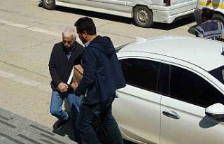 Eşini ve yanındaki akrabasını ayaklarından vuran...