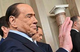 Eski İtalya Başbakanı Berlusconi yoğun bakımdan...