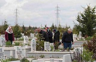 Eskişehir Asri Mezarlığı’nda bayram yoğunluğu