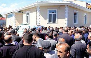 Evde ölü bulunan öğretmen son yolculuğuna uğurlandı