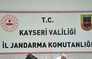 Evinde ruhsatsız tabancalarla yakalandı