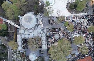 Eyüp Sultan Camii’nde bayram coşkusu böyle görüntülendi