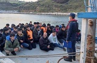Ezine açıklarında 81 kaçak göçmen ile 3 göçmen...
