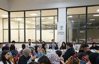 Fadıloğlu, öğrencilerle iftar açtı