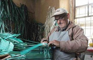 Felçli haliyle plastik atıklardan çanta yapıyor