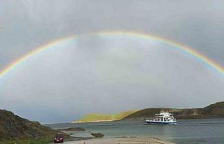 Feribot ve göl manzarasıyla bütünleşen çifte...