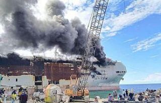 Filipinler’de kargo gemisi alev alev yandı