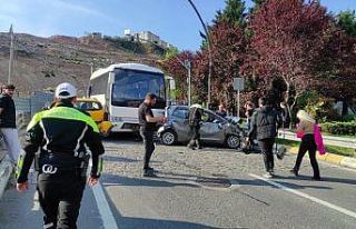 Freni patlayan midibüs 5 aracın arasına daldı:...