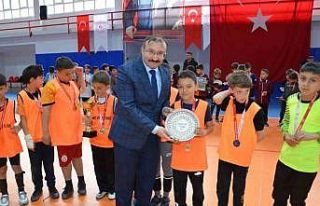 Futsal Turnuvasında şampiyon Gazi Emet B takımı