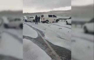 Gaziantep’te dolu yağışının beyaza bürüdüğü...