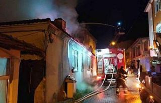 Gece yarısı çıkan yangın mahalleliyi sokağa...