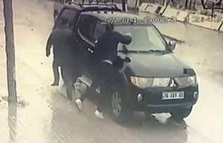 Genç kıza çarpan kamyonetin camlarını kırdılar