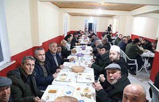 Gençlerinden mahalleliye iftar sürprizi