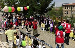 Gercüş’te Kızılay gönüllüleri miniklerin...