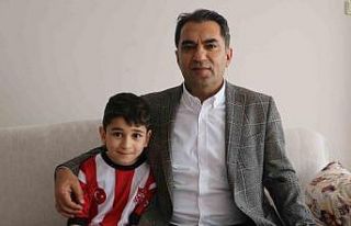 Gezi parasını depremzedelere bağışlamıştı,...