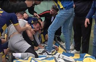 Gol sonrası güvenlik bariyerlerini devrilmesi sonucu...