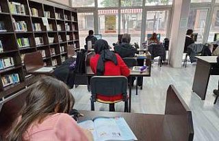 Gölcük Belediyesi kütüphaneleri gençlerin uğrak...
