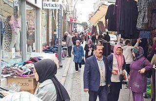 Gördes’te bayram alışverişi esnafın yüzünü...