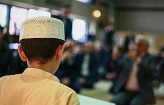 Görme engelli depremzede parmaklarıyla Kur’an-ı...