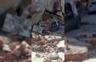 Güngören’de metruk bina araçların üzerine çöktü