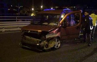 Hafif ticari araç bariyerlere çarptı: 1 yaralı